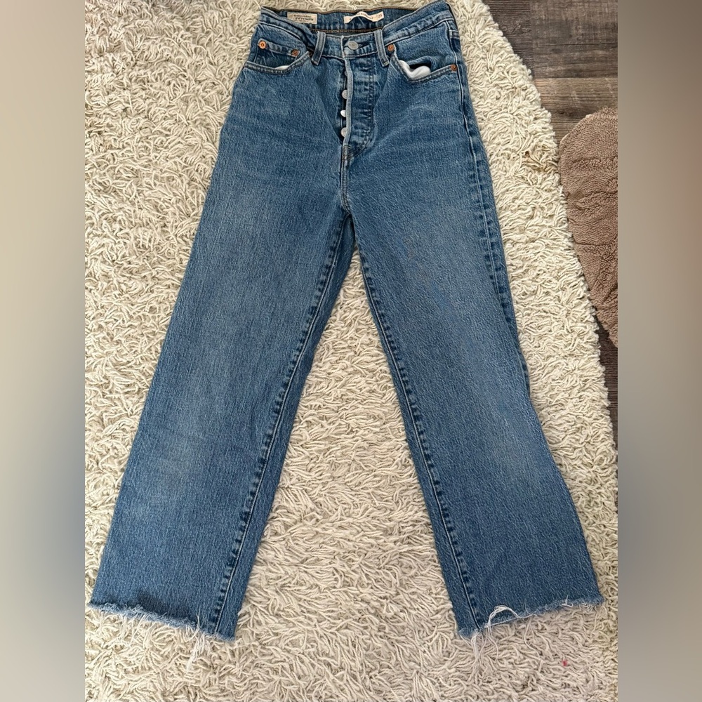 Levi’s “Ribcage straight” ankle jeans